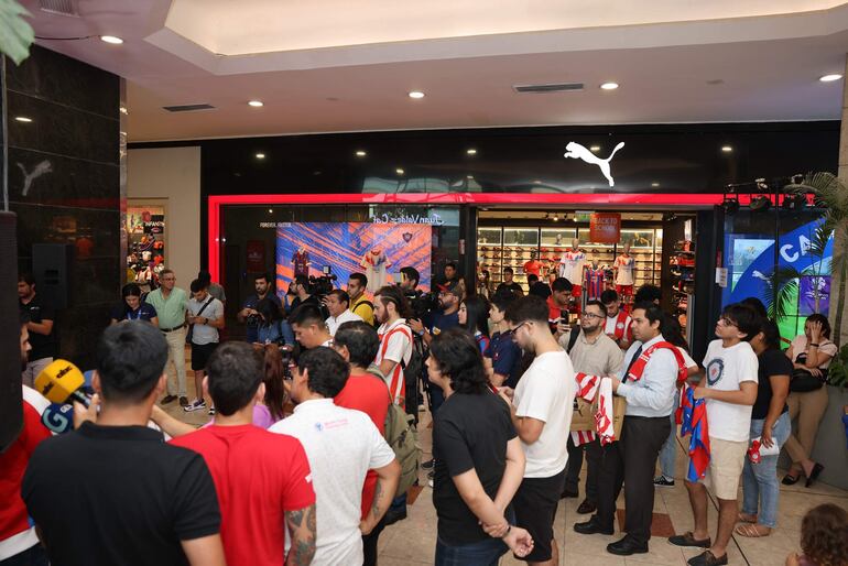 Mucho público asistió al encuentro memorable realizado en el Puma Store del Shopping Mariscal.