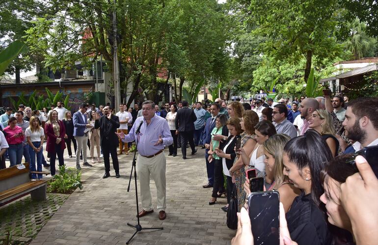 El gerente general del Banco Sudameris, Jerónimo Nasser, brindó unas palabras en el acto de inauguración.