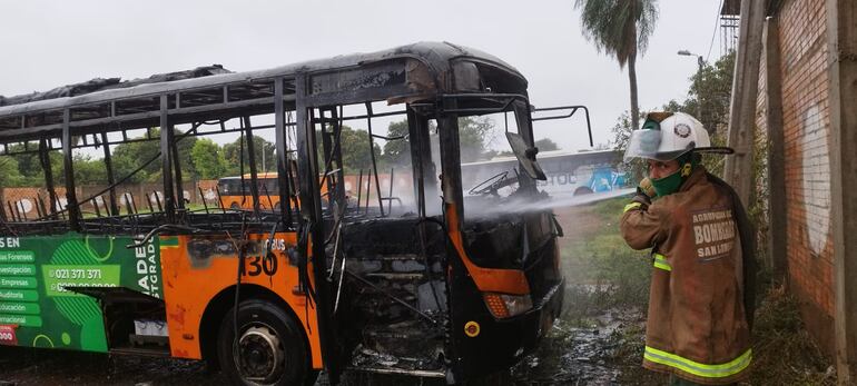 Colectivo de la Línea 12 ardió en llamas dentro de su parada, aparentemente fue a causa de un cortocircuito.