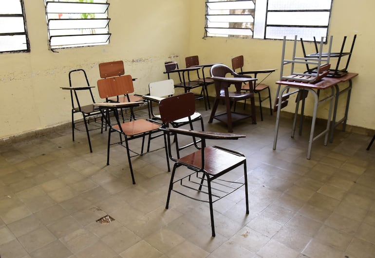 Algunos pupitres deteriorados también están en las aulas del colegio.