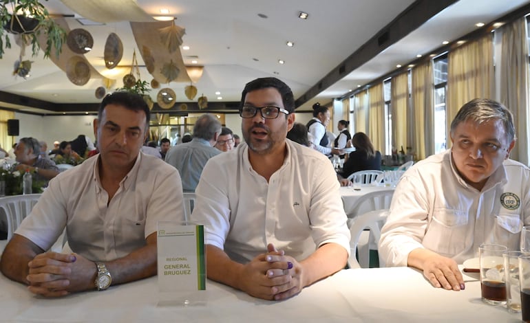 En el centro, el presidente de la Regional General Bruguez, de la Asociación Rural del Paraguay (ARP), Juan Fabio Zavala, con Miguel Ruíz y Carlos Florentín, durante la entrevista.