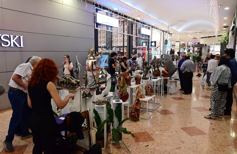 La exposición de esculturas se realiza en el Bloque A del Shopping Mariscal. 