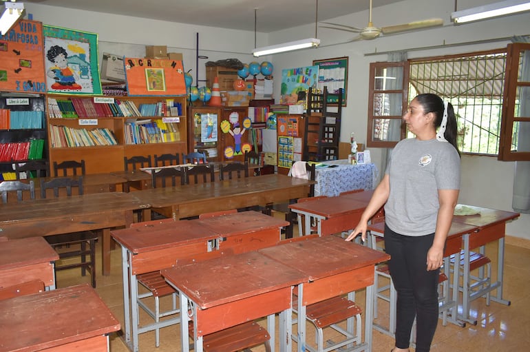 La directora de la escuela Espíritu Santo de Villarrica Noelia Lobos mostrando como adecuaron la biblioteca para utilizarla como sala de clases.