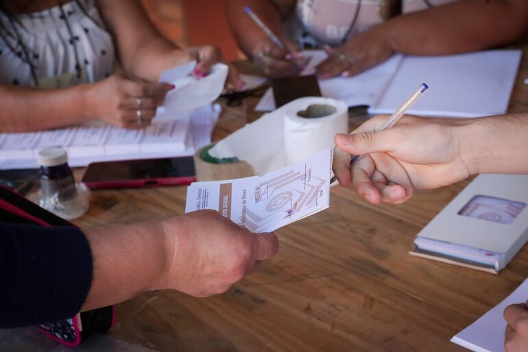 Personas votan durante las elecciones generales en Paraguay.