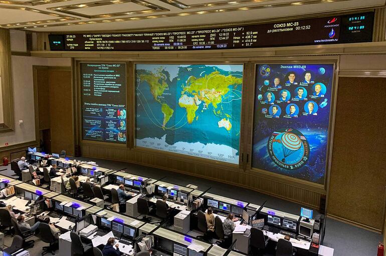 El personal del Centro de Control de Misión se prepara para iniciar el aterrizaje de la cápsula Soyuz MS-23.