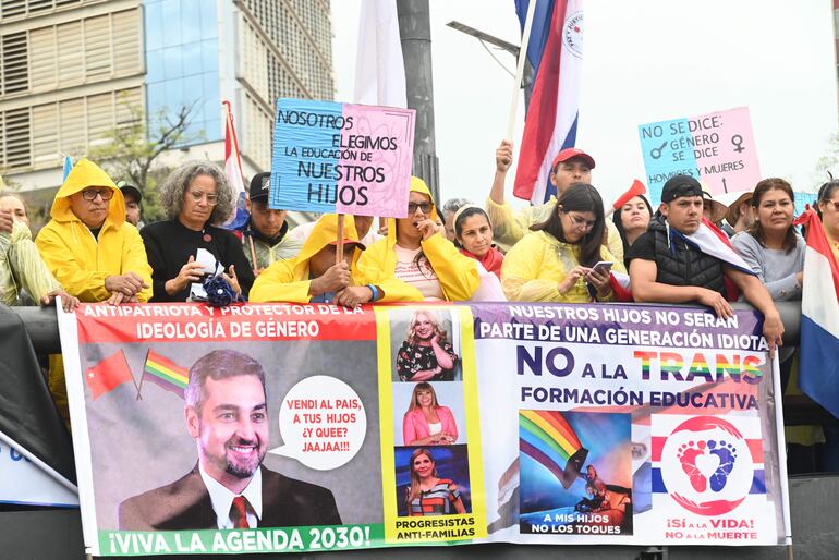 Manifestación de sectores conservadores, quienes defienden la "familia" ante la supuesta "ideología de género"