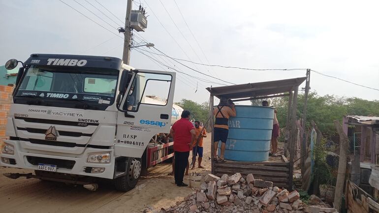 Essap distribuye agua potable en el Bañado Sur.