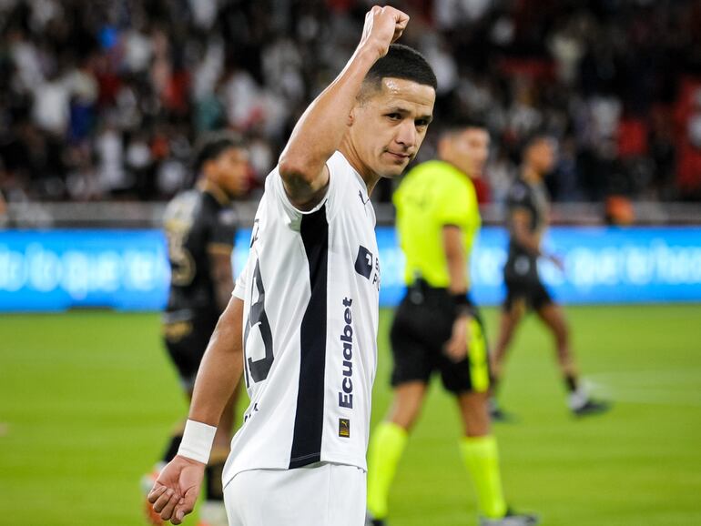 El paraguayo Alex Arce, jugador de Liga de Quito, celebra un gol en el partido ante Delfín por la Serie A de Ecuador en el estadio Rodrigo Paz Delgado, en Quito, Ecuador.