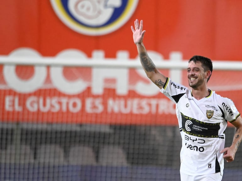 El uruguayo Alejandro Silva, futbolista de Recoleta FC, celebra un gol en el partido frente a Guaraní por la sexta fecha del torneo Apertura 2025 del fútbol paraguayo en el estadio Gunther Vogel, en San Lorenzo, Paraguay.