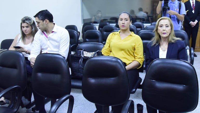 Mirtha Gusinky y su hija Silvia, en la sala de juicios minutos antes de conocer la sentencia del tribunal.