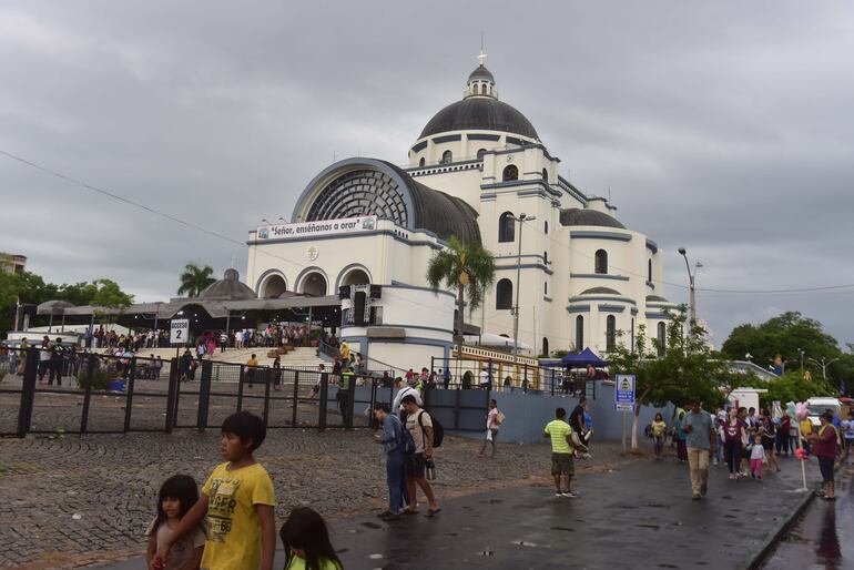 Una torrencial lluvia se abatió ayer sobre Caacupé, pero no amilanó la fe.