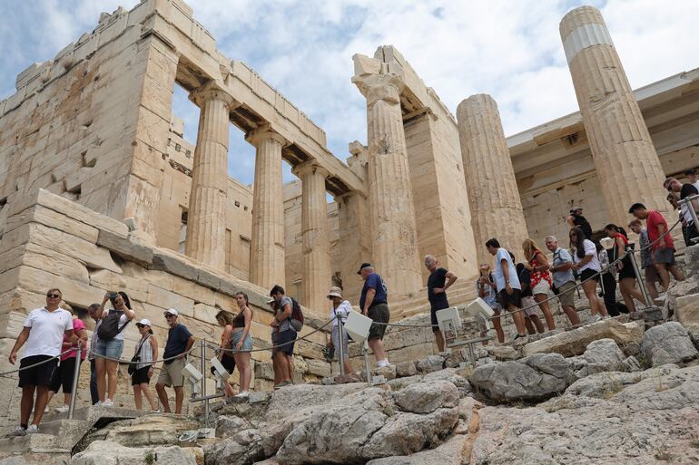 La Acrópolis de Atenas, declarada Patrimonio de la Humanidad por la Unesco, es invadida por turistas hasta niveles preocupantes que llevan a algunos a reclamar medidas para frenar el flujo de visitantes.