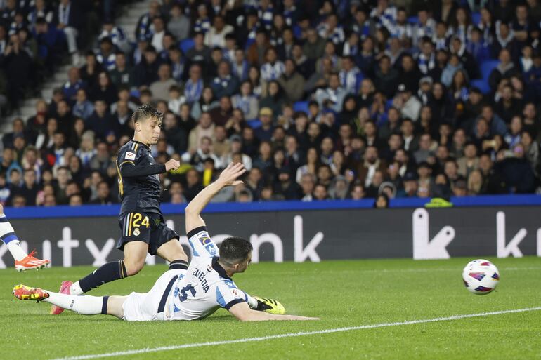 SAN SEBASTIÁIN, 26/04/2024.- El centrocampista del Real Madrid Arda Guler (i) marca ante la Real Sociedad, durante el partido de Liga en Primera División que Real Sociedad y Real Madrid disputan este viernes en el Reale Arena, en San Sebastián. EFE/Javier Etxezarreta
