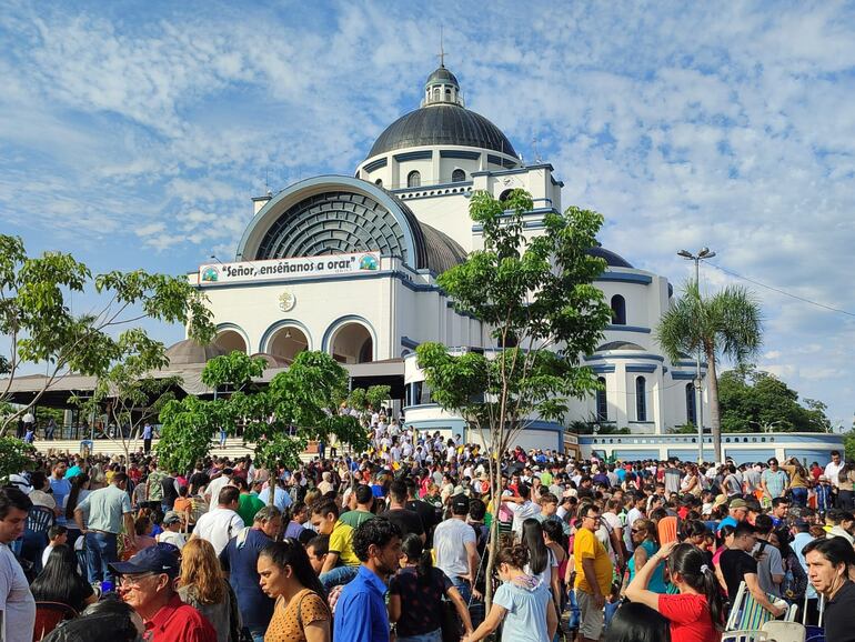 Peregrinos alrededor de la Basílica de Caacupé.