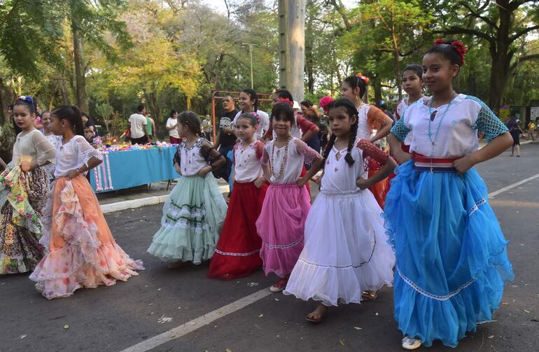 Paraguayitas del Colegio Vicepresidente Sánchez, desfilaron por el parque. 