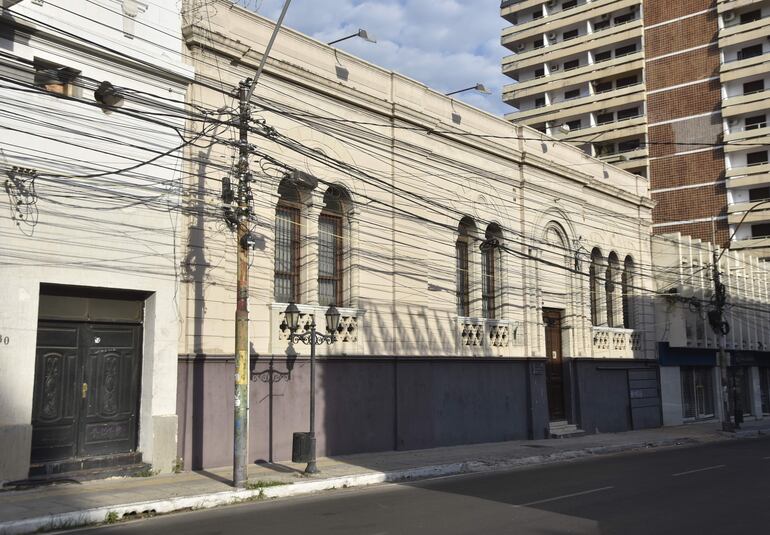 Vecinos han denunciado la demolición de una vivienda antigua en la calle 25 de Mayo entre Tacuary y Antequera.