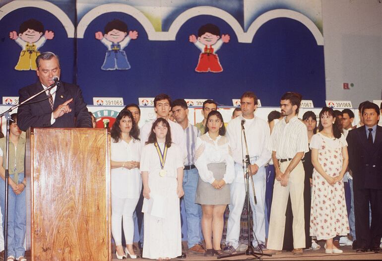 Charles González Palisa al frente de la Teletón en el año 1997.