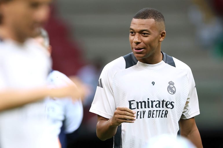 El francés Kylian Mbappé, delantero de Real Madrid, en el entrenamiento del plantel en Varsovia, en la víspera de la final de la Supercopa de Europa.