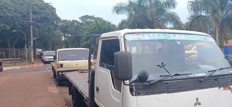 Los camioneros ubicados sobre la avenida Bernardino Caballero, este lunes.