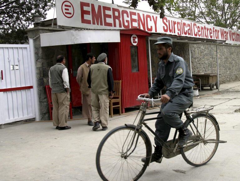 Centro Quirúrgico de la organización humanitaria italiana Emergency en Kabul (Afganistán), donde se encuentran hospitalizadas y en condición estable las cinco personas, entre ellas una mujer española, que resultaron heridas en el ataque contra un grupo de turistas extranjeros que causó seis muertos en la ciudad de Bamiyán, en el centro de Afganistán.