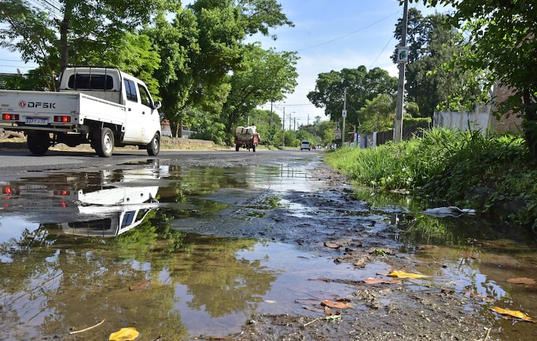 Aguas servidas en varios puntos de la avenida Perón destruyen la capa asfáltica.