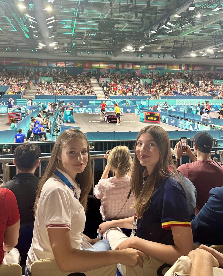 La princesa Leonor y la infanta Sofía observan el partido de tenis de mesa individual del español Álvaro Robles en el marco de los Juegos Olímpicos de París 2024, en la capital francesa. (EFE/ X Casa Real)
