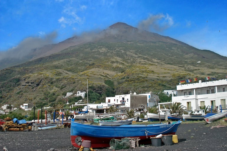 Para el vulcanólogo alemán Boris Behncke, la región que va del Etna a las islas Lípari es un paraíso terrenal. "Aquí vivo cada día el sueño de mi infancia", afirma el científico.