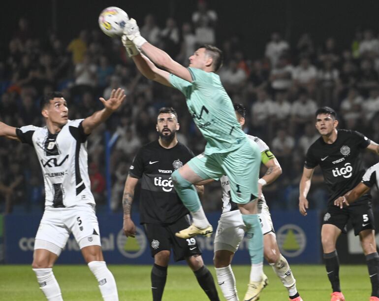 El arquero Vagner Brandalise sale a quedarse con un balón que buscaba alguna cabeza franjeada.