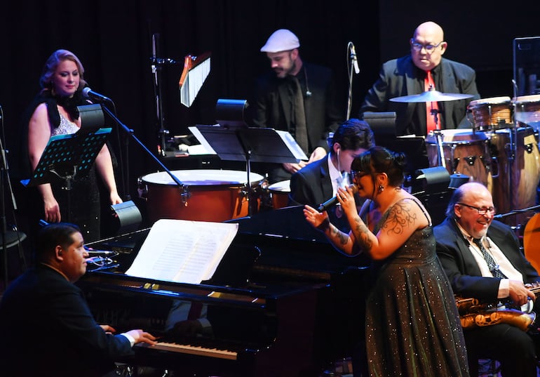 Sergio Cuquejo sentado al piano junto a Andrea Valobra, son dos de los artistas que actuarán hoy.