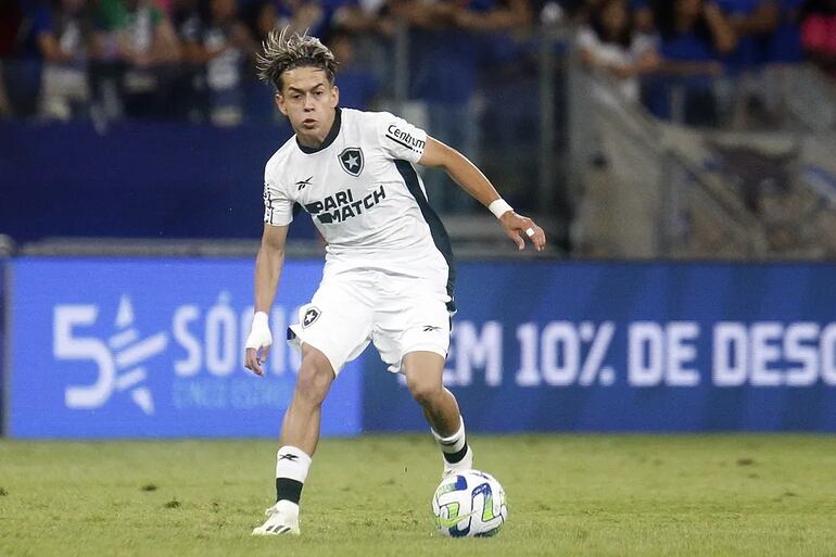 El paraguayo Matías Segovia, futbolista de Botafogo, en el partido contra Cruzeiro por la ronda 18 de la Serie A de Brasil en el estadio Mineirao, en Belo Horizonte.