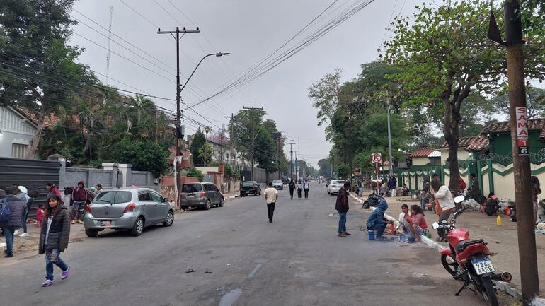 Indígenas siguen apostados sobre la avenida Artigas esta mañana, en medio de los bloqueos y problemas en el tránsito vehicular.