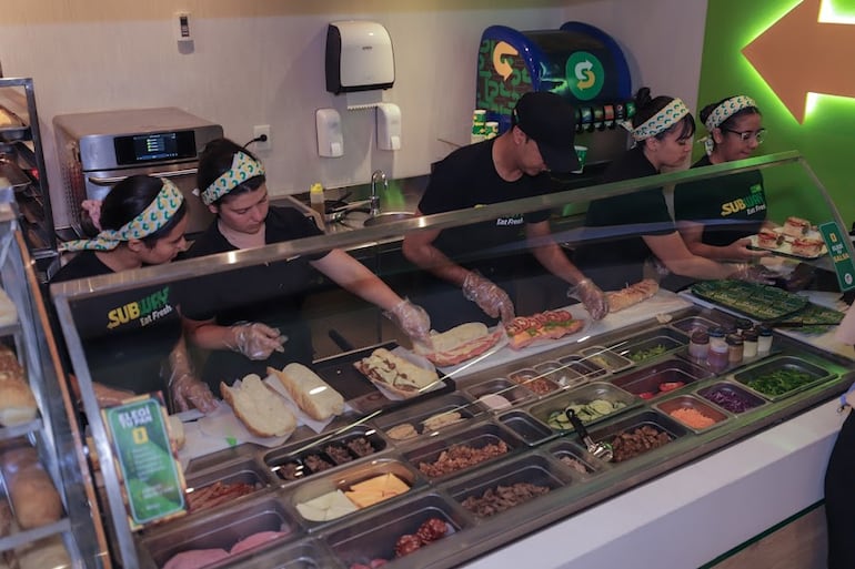 Con estrictas normas de higiene se preparan los productos en Subway Paraguay.