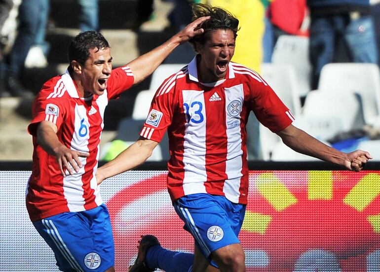 Enrique Vera (d) anotó un gol en el Mundial de Sudáfrica.