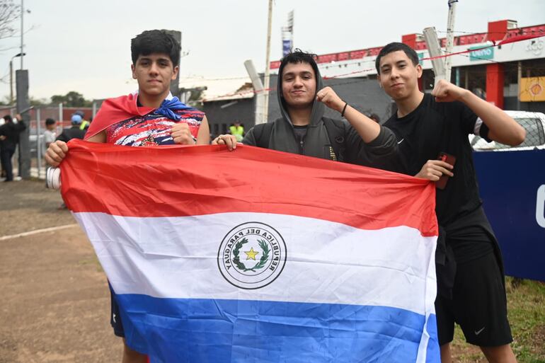 Los aficionados de Paraguay y Perú a los alrededores del estadio Antonio Aranda.