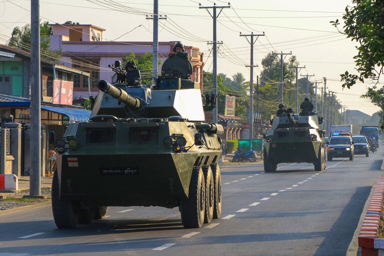 Soldados en vehículos militares en la localidad de Myitkyina, Birmania.