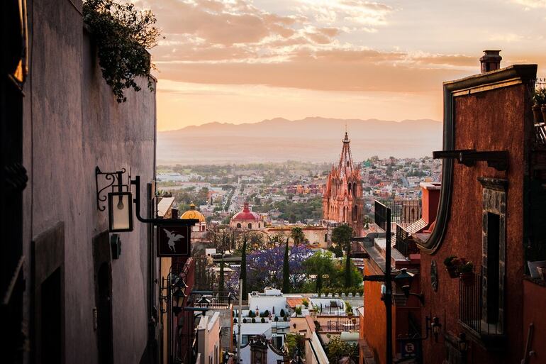 La ciudad de San Miguel de Allende está ubicada en el estado de Guanajuato y ha sido varias veces elegida como la "Mejor Ciudad del Mundo".