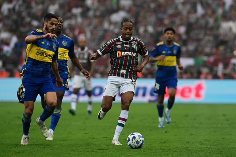 Keno trata de escapar de la marca del defensor Nicolás Figal, de Boca. Se juega la final de la Libertadores en el Maracaná