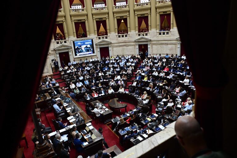 Diputados argentinos participan en la sesión plenaria en la cual se retomó el debate de la "ley ómnibus", impulsada por el Gobierno de Javier Milei, en Buenos Aires (Argentina). 