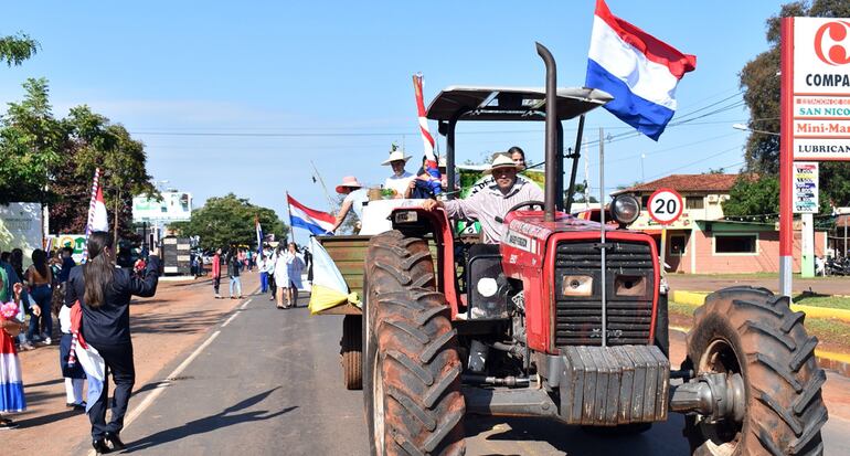 Productores agrícolas organizados se sumaron al desfile cívico por los 12 años de Liberación.