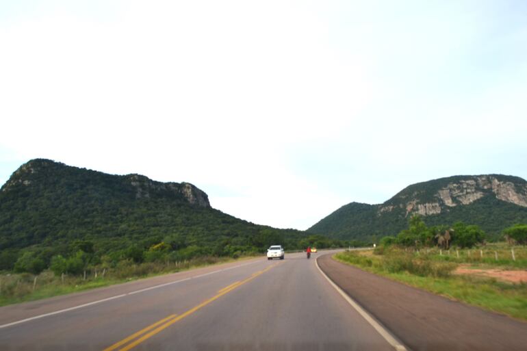 En el trayecto  a Piribebuy se pueden apreciar el Cerro Hú, Cristo Redentor otras serranías que rodean el municipio de Paraguarí.