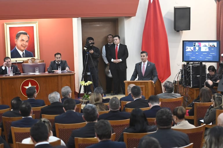 Santiago Peña Presidente de la República brindando su informe de gestión a la ANR.