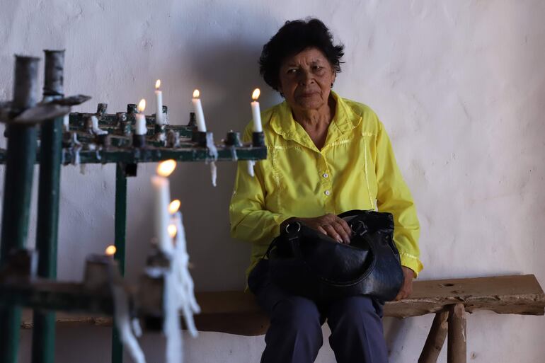 Momento religioso en el oratorio Gamarra, en la cima del Cerro Yaguarón.