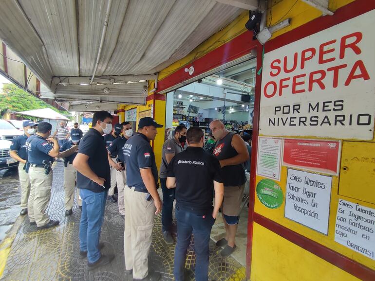 Incautaron quesos y vinos de contrabando en un supermercado de Asunción.