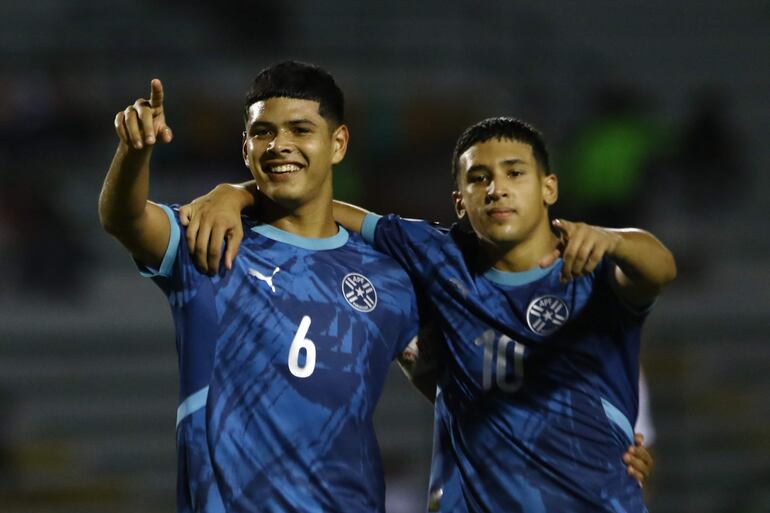 Los jugadores de la selección paraguaya festejan un gol en el partido frente a Chile por la última fecha del Grupo A del Sudamericano Sub 20 en el estadio Polideportivo Misael Delgado, en Valencia, Venezuela.
