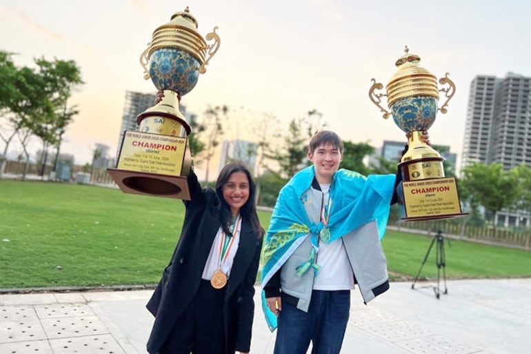 Divya Deshmukh y Kazybek Nogerbek, campeones mundiales sub 20 2024 (Foto Aditya Sur Roy ChessBase India).