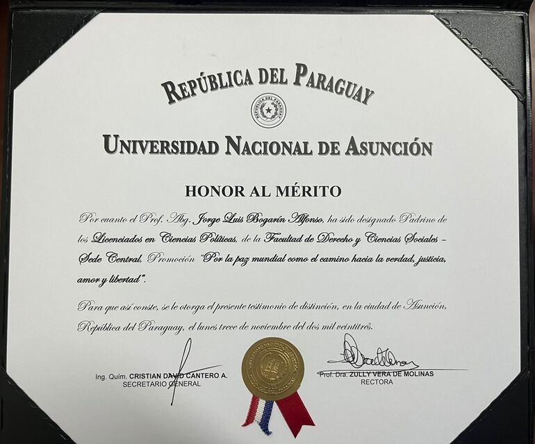 Diploma entregado por los estudiantes reconociendo a Bogarín Alfonso como padrino de la promoción.