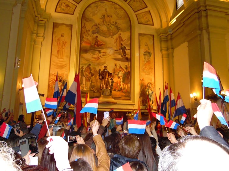 La colectividad paraguaya en Madrid recibió con júbilo el día de la Virgen de Caacupé.