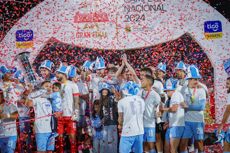 Los jugadores del Bolívar celebran la conquista del título de campeón nacional de Bolivia.