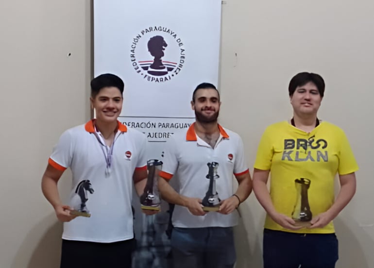 El campeón del torneo Rodolfo Cantero, acompañado por sus escoltas Arturo Cáceres y Augusto González.