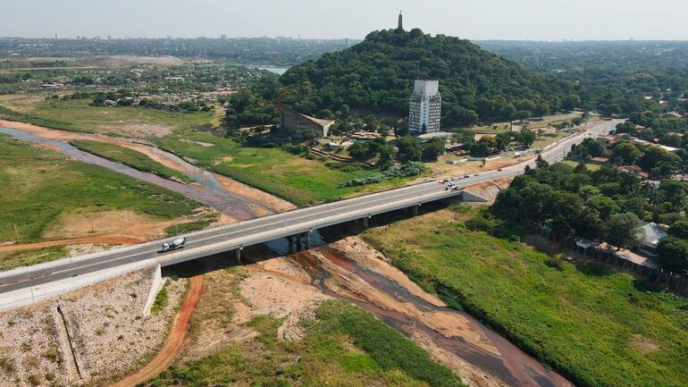 Conexión de la Costanera Sur en la zona del cerro Lambaré. La avenida propiamente ya está concluida.